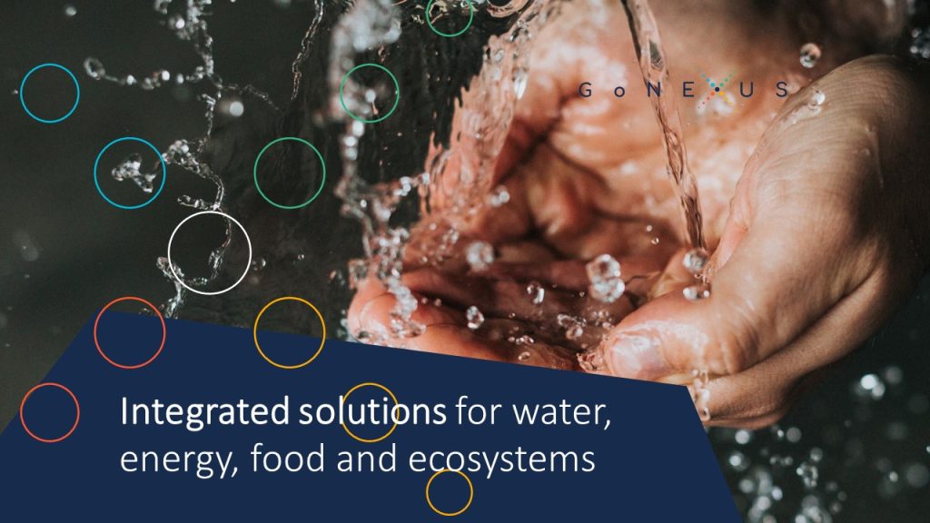 Fotografía de unas manos cogiendo agua de una fuente, con la frase "Integrated solutions for water, energy, food and ecosystems.