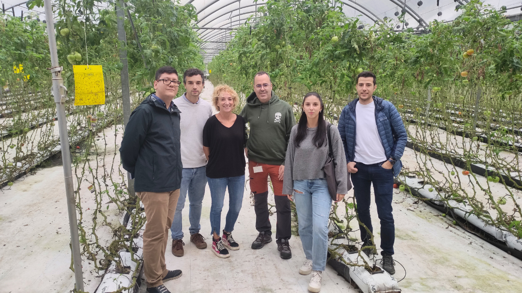 Miembros de CTC en el invernadero de Garaia Koop